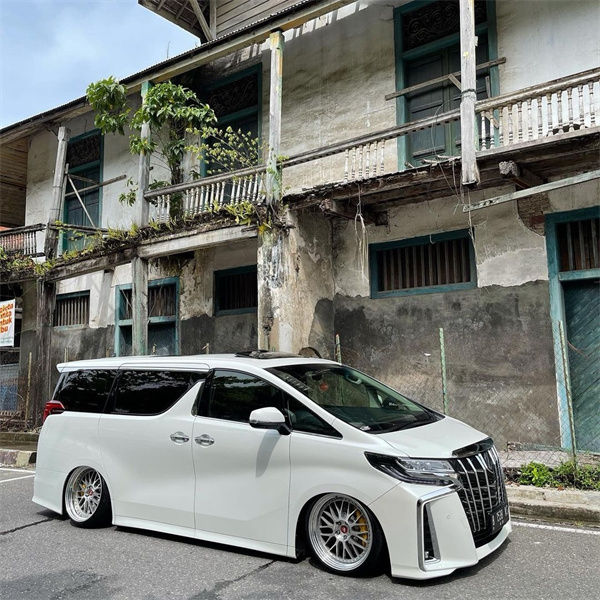 Aristocratic style, Toyota Alphard30 refits Stance Nation with a low-lying card edge posture
