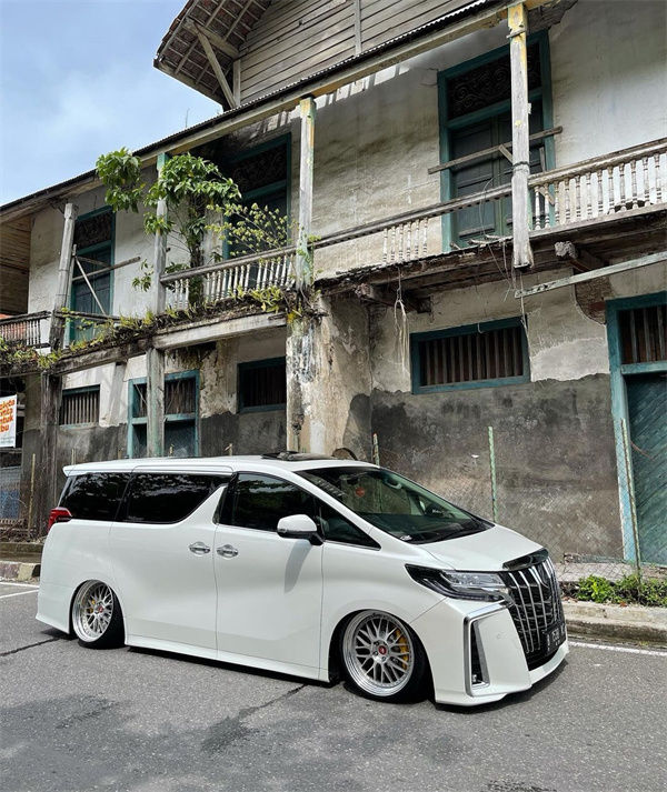 Aristocratic style, Toyota Alphard30 refits Stance Nation with a low-lying card edge posture