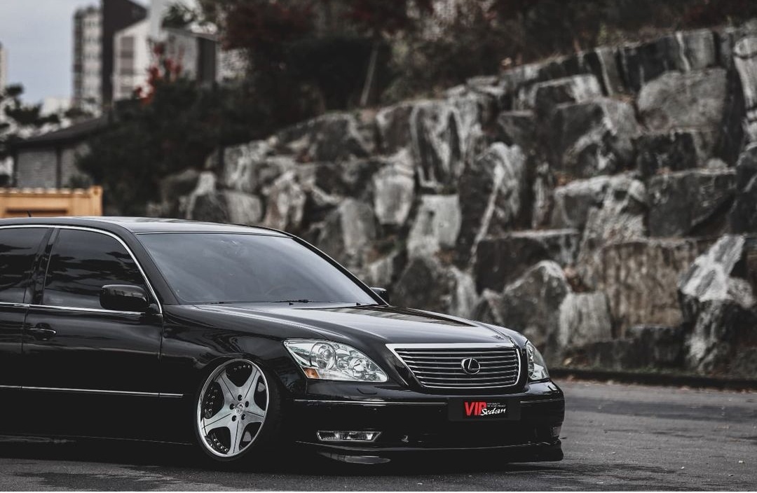 The benchmark in the driving world, the Lexus LS 430 and Stance Nation retrofit kit, reproduce the ultimate balance