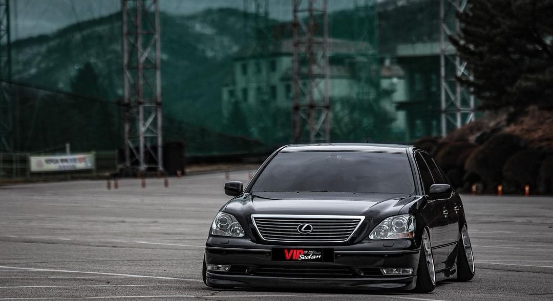 The benchmark in the driving world, the Lexus LS 430 and Stance Nation retrofit kit, reproduce the ultimate balance