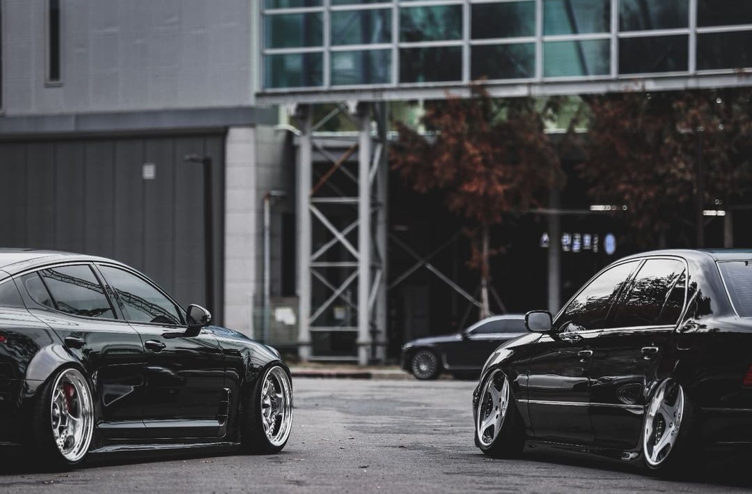 The benchmark in the driving world, the Lexus LS 430 and Stance Nation retrofit kit, reproduce the ultimate balance