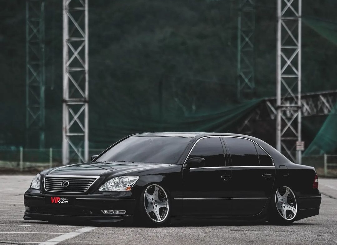 The benchmark in the driving world, the Lexus LS 430 and Stance Nation retrofit kit, reproduce the ultimate balance