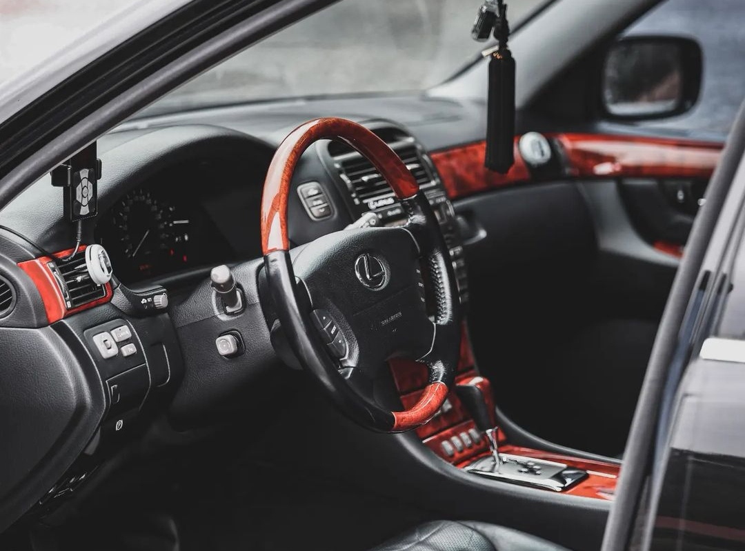 The benchmark in the driving world, the Lexus LS 430 and Stance Nation retrofit kit, reproduce the ultimate balance