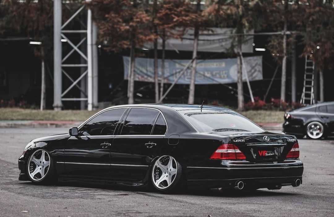 The benchmark in the driving world, the Lexus LS 430 and Stance Nation retrofit kit, reproduce the ultimate balance